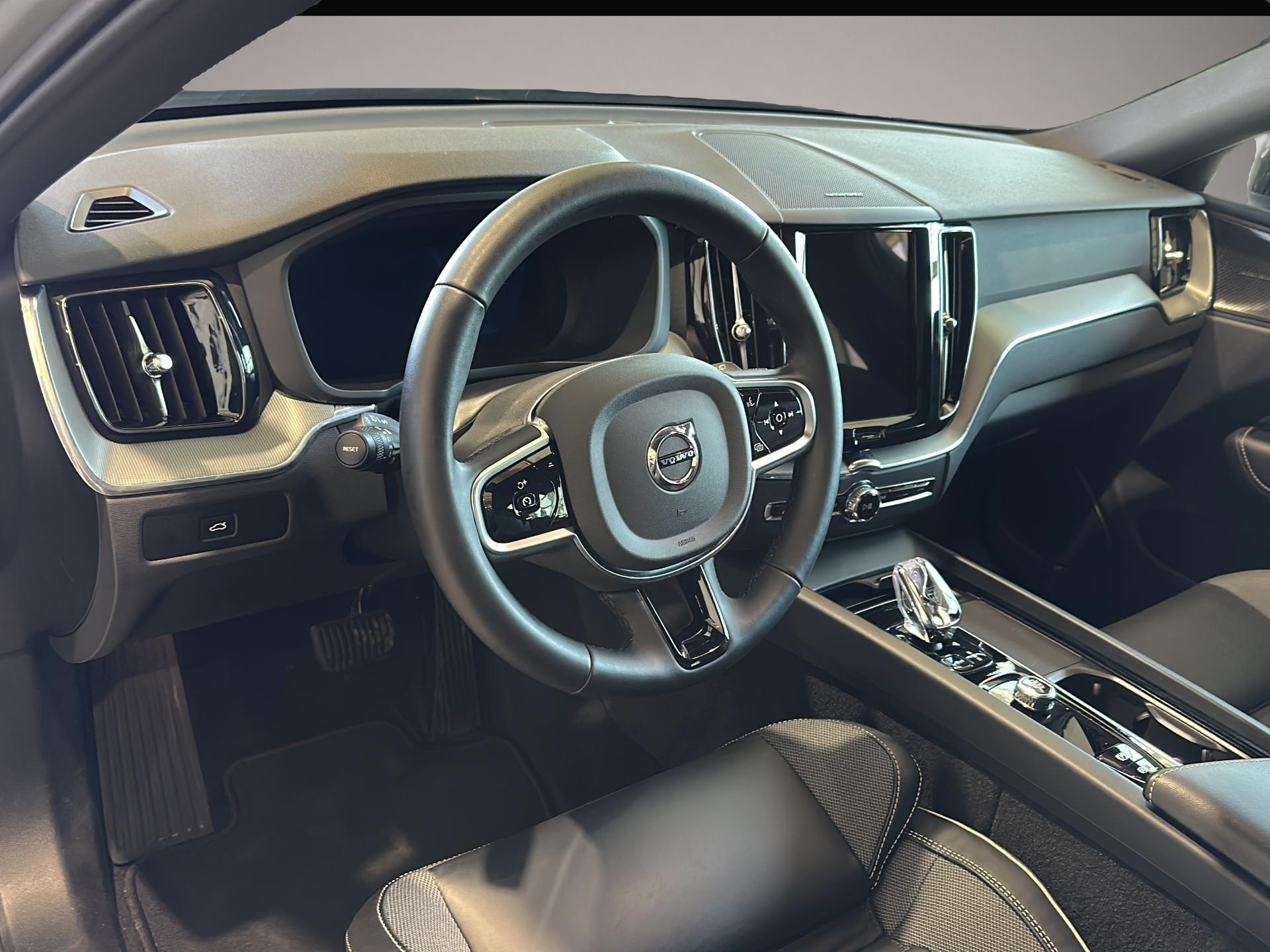Bild 6 Volvo XC60 B5 (Benzin) Plus Dark AWD Automatik Bluetoo