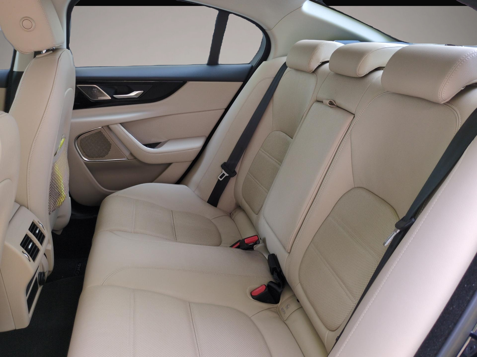 Bild 6 Jaguar XE P250 S Kamera LED PDC Keyless Temp. SHZ DAB+