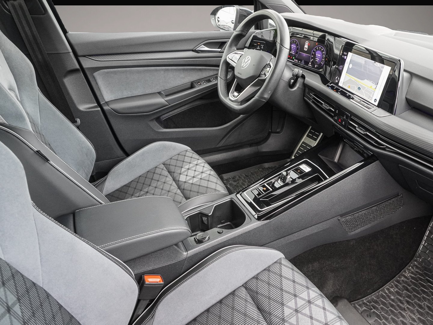 Bild 6 Volkswagen Golf 1.5 eTSI DSG R-Line NAVI ALU SPORTFAHRWERK