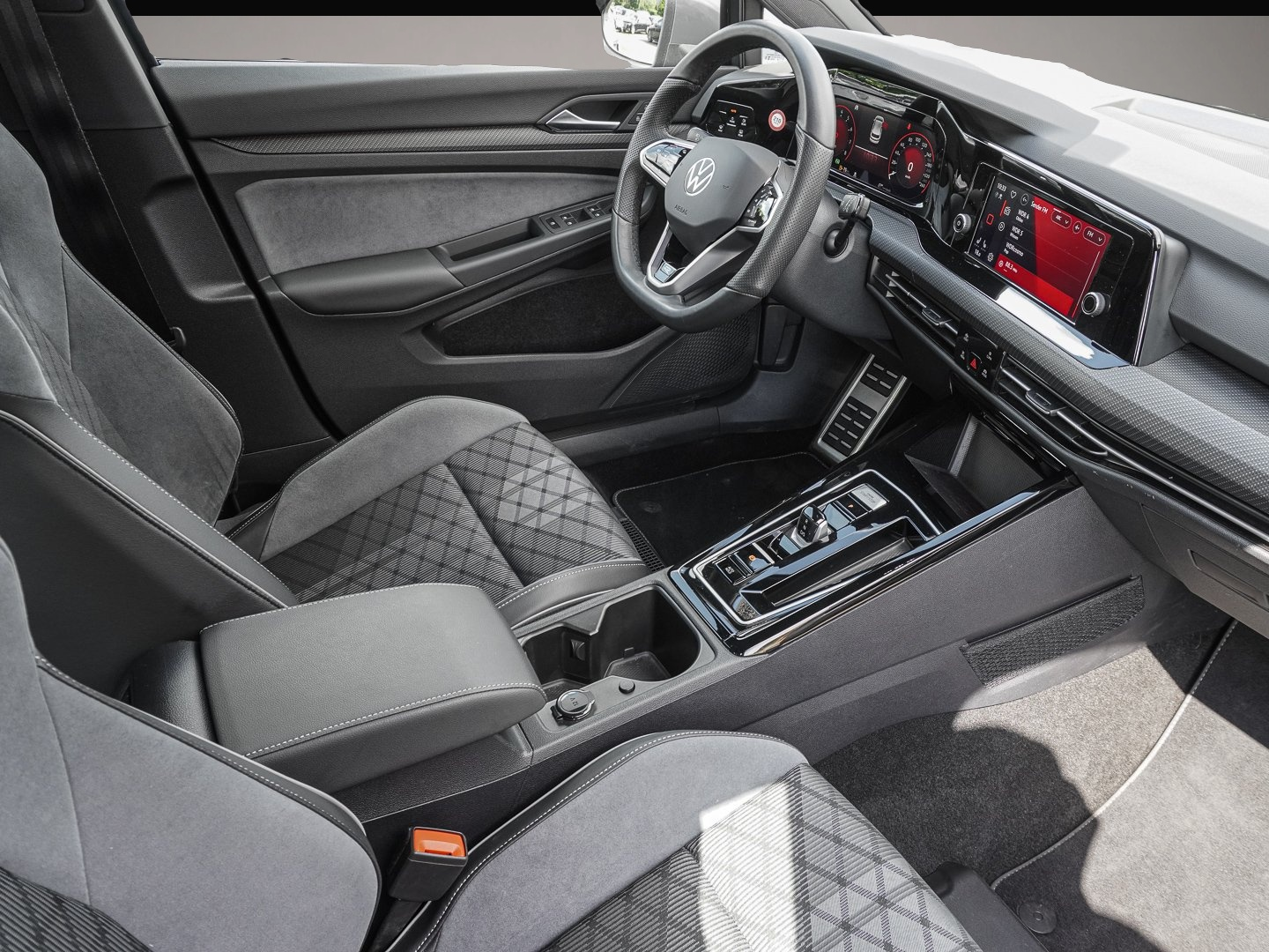 Fotografie des Volkswagen Golf 1.5 eTSI DSG R-Line