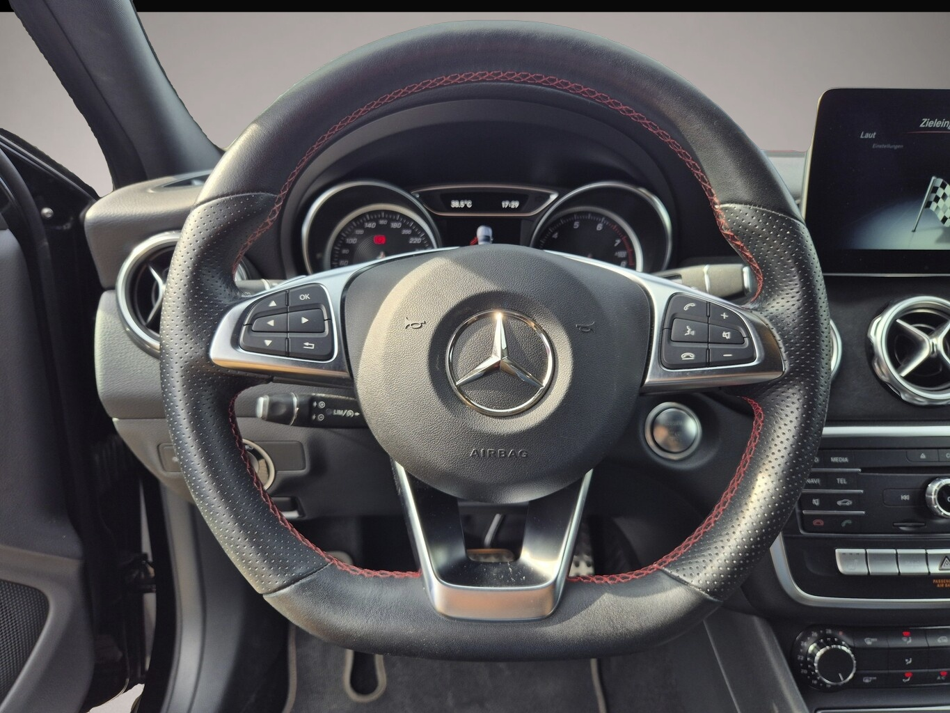 Fotografie 7 des Mercedes-Benz GLA 180 DCT AMG Line LED Nav SHZ ParkAs eHk 19Z