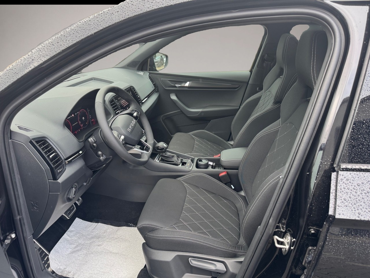 Fotografie 5 des Skoda Karoq Sportline 2,0 TSI DSG 4X4 Matrix Pano AHK