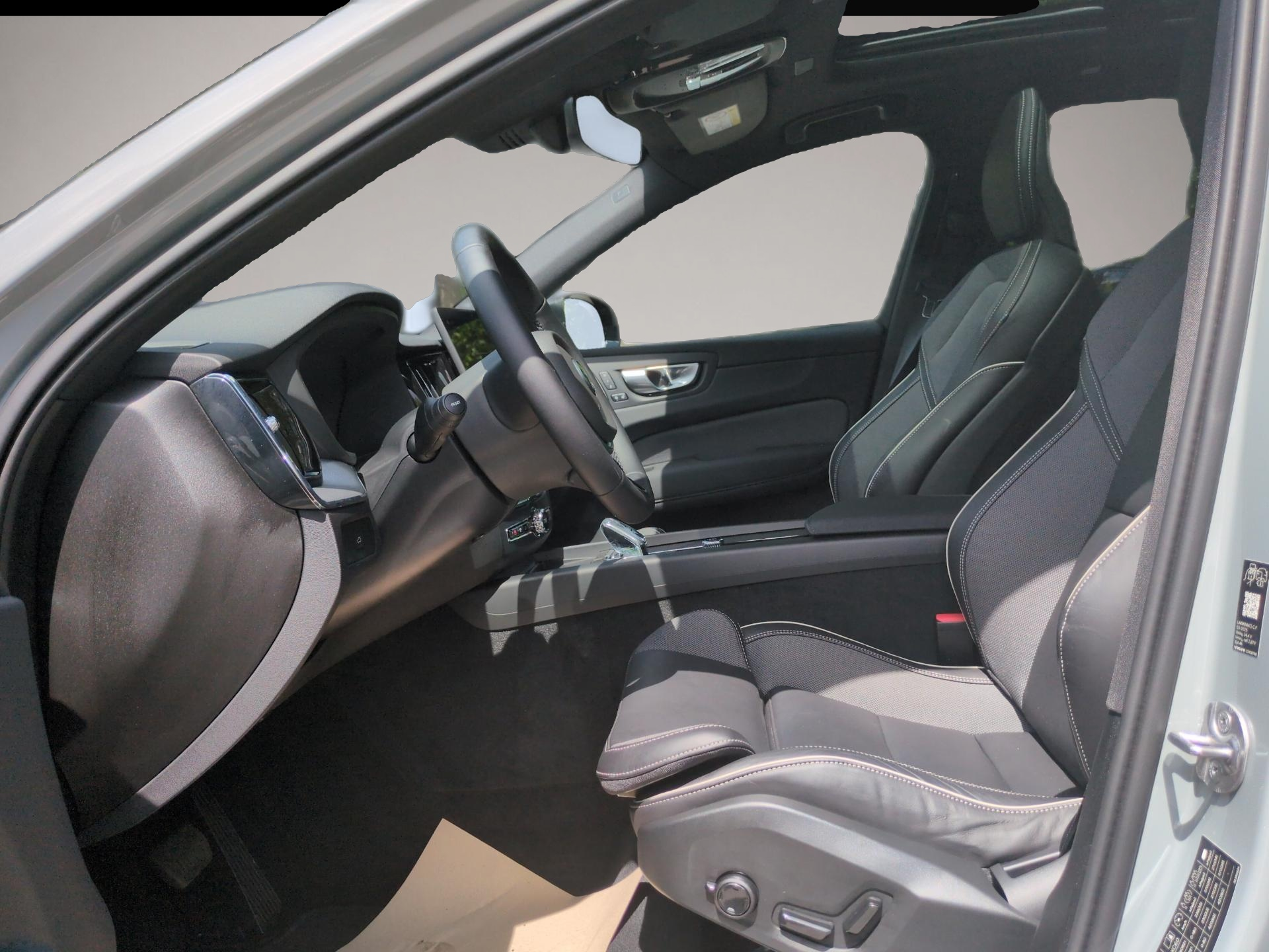 Bild 7 Volvo XC60 B5 (Benzin) Plus Black Edition AWD Automati