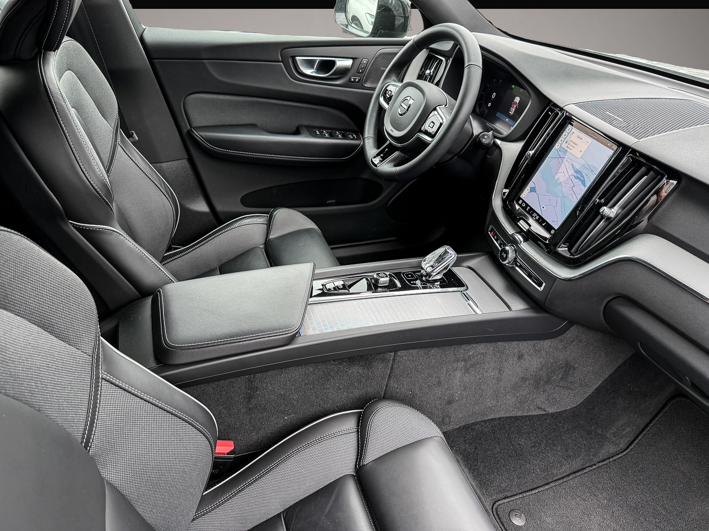 Bild 4 Volvo XC60 Plus Dark 2WD Leder Digitales Cockpit Memor