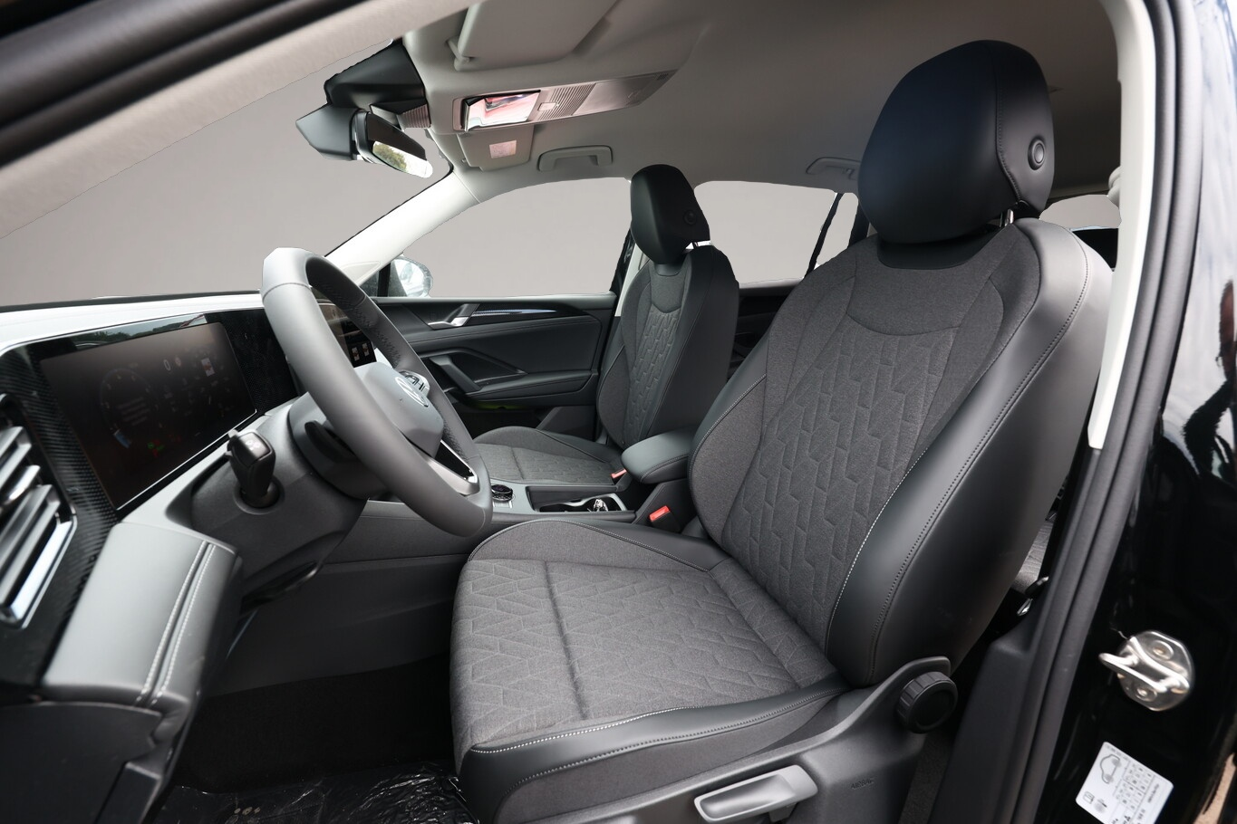 Bild 5 Volkswagen Tiguan DSG LED+ Nav IQ.DRIVE 5JGar. SHZ Keyl 17Z