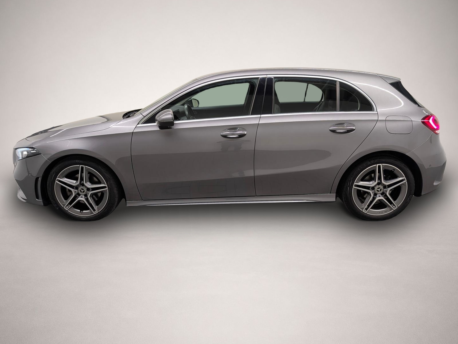 Bild 2 Mercedes-Benz A 180 A 180d AMG-Line LED/Navi/SHZ/PDC/Tempom./18-LM