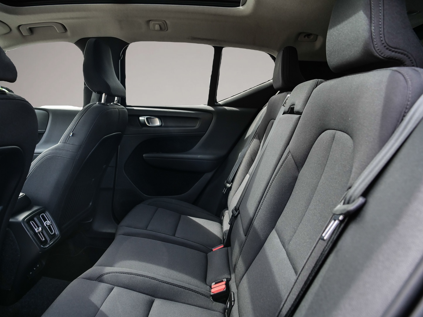 Bild 5 Volvo XC40 Momentum AWD El. Panodach Navi Digitales Co