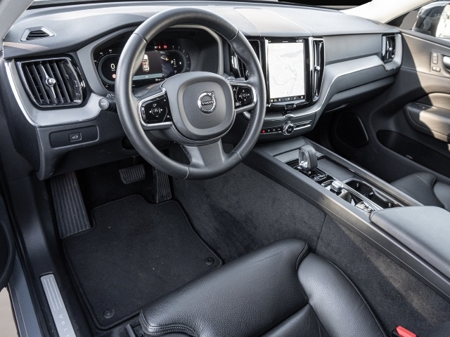 Bild 7 Volvo XC60 Plus Dark 2WD B4 Benzin EU6d Digitales Cock