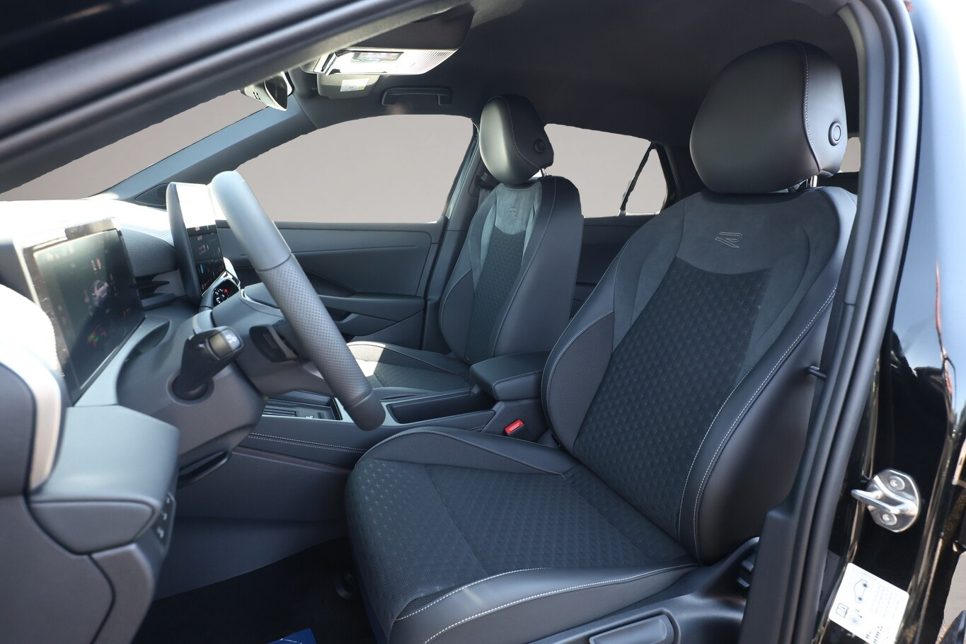 Bild 5 Volkswagen T-Roc R-Line EasyO 5JGar Kam SHZ PrivG ParkAss+