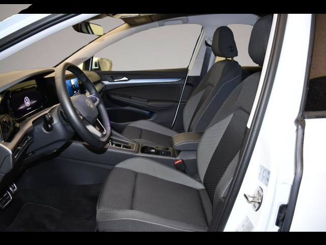 Fotografie 3 des Volkswagen Golf 8 VIII Variant 1.5 eTSI DSG Active AHK/Navi