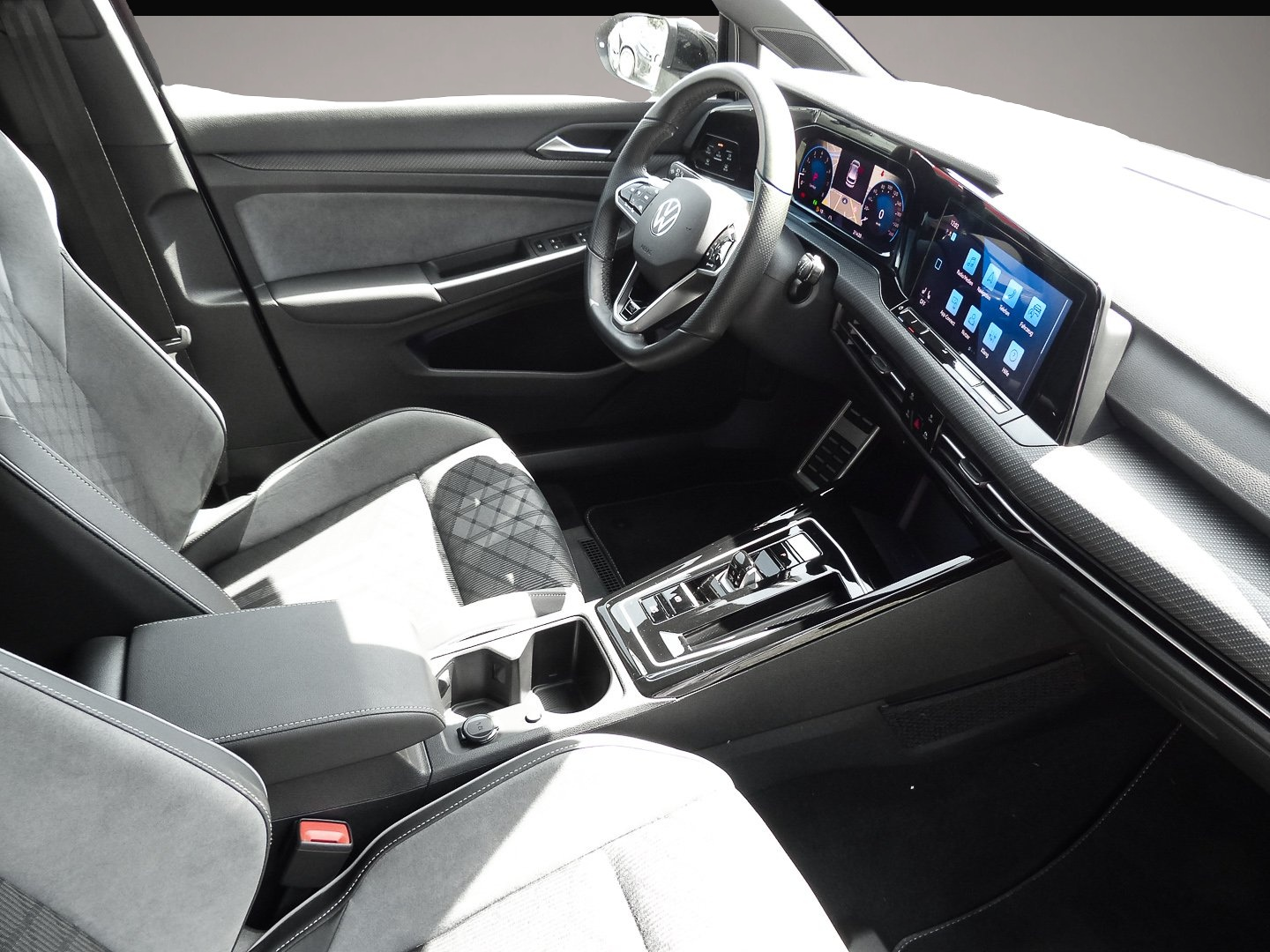 Fotografie 6 des Volkswagen Golf 1.5 eTSI DSG R-Line