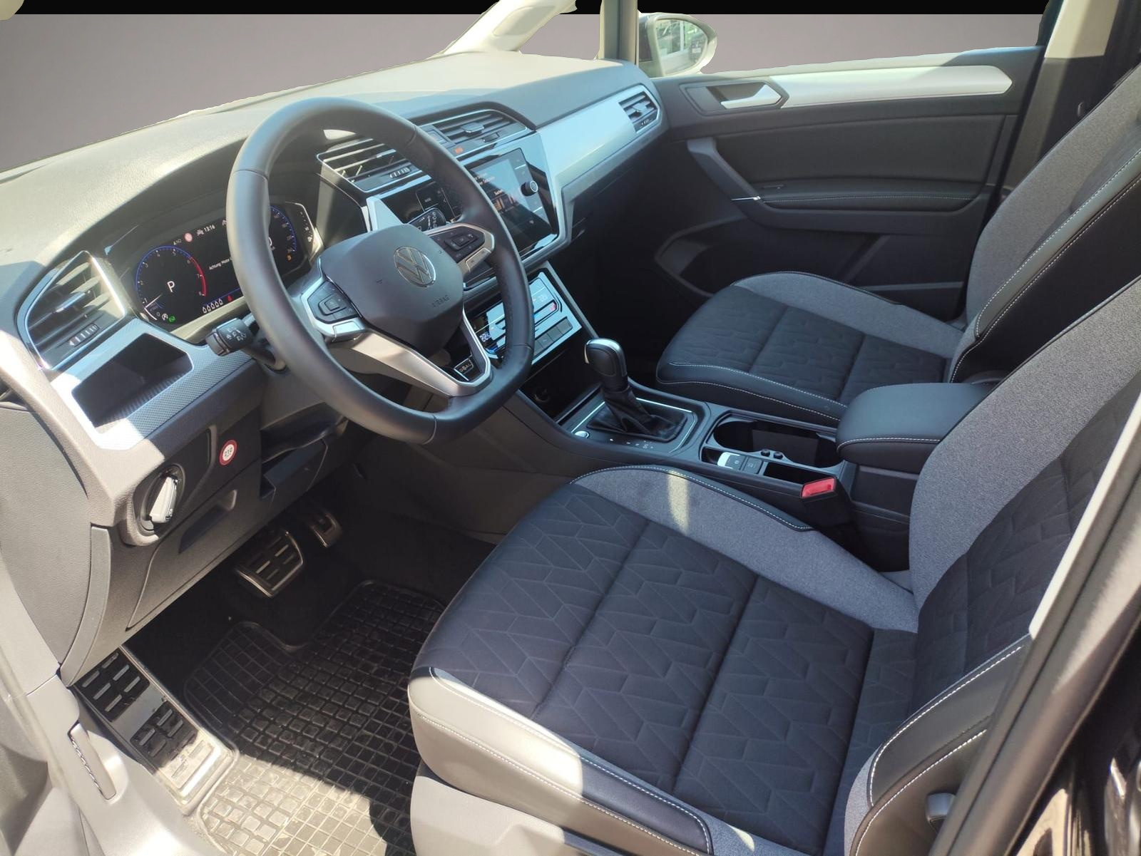 Fotografie 5 des Volkswagen Touran 1.5TSI R-Line DSG Navi 7-Sitzer Kamera Ma