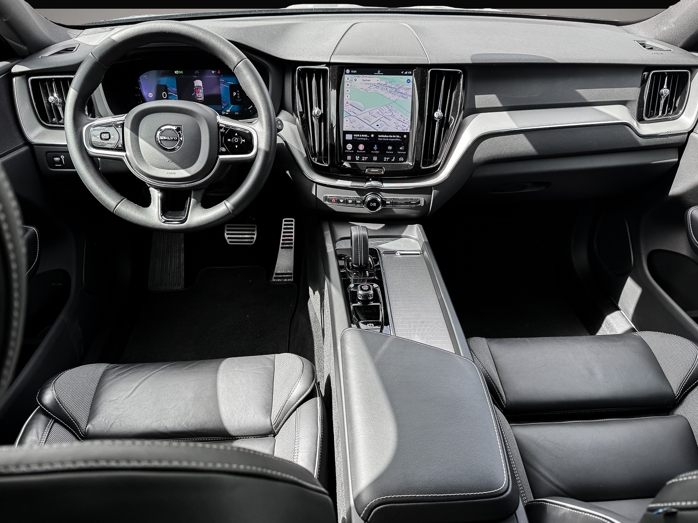 Bild 5 Volvo XC60 R Design AWD AHK Navi Leder Digitales Cockp