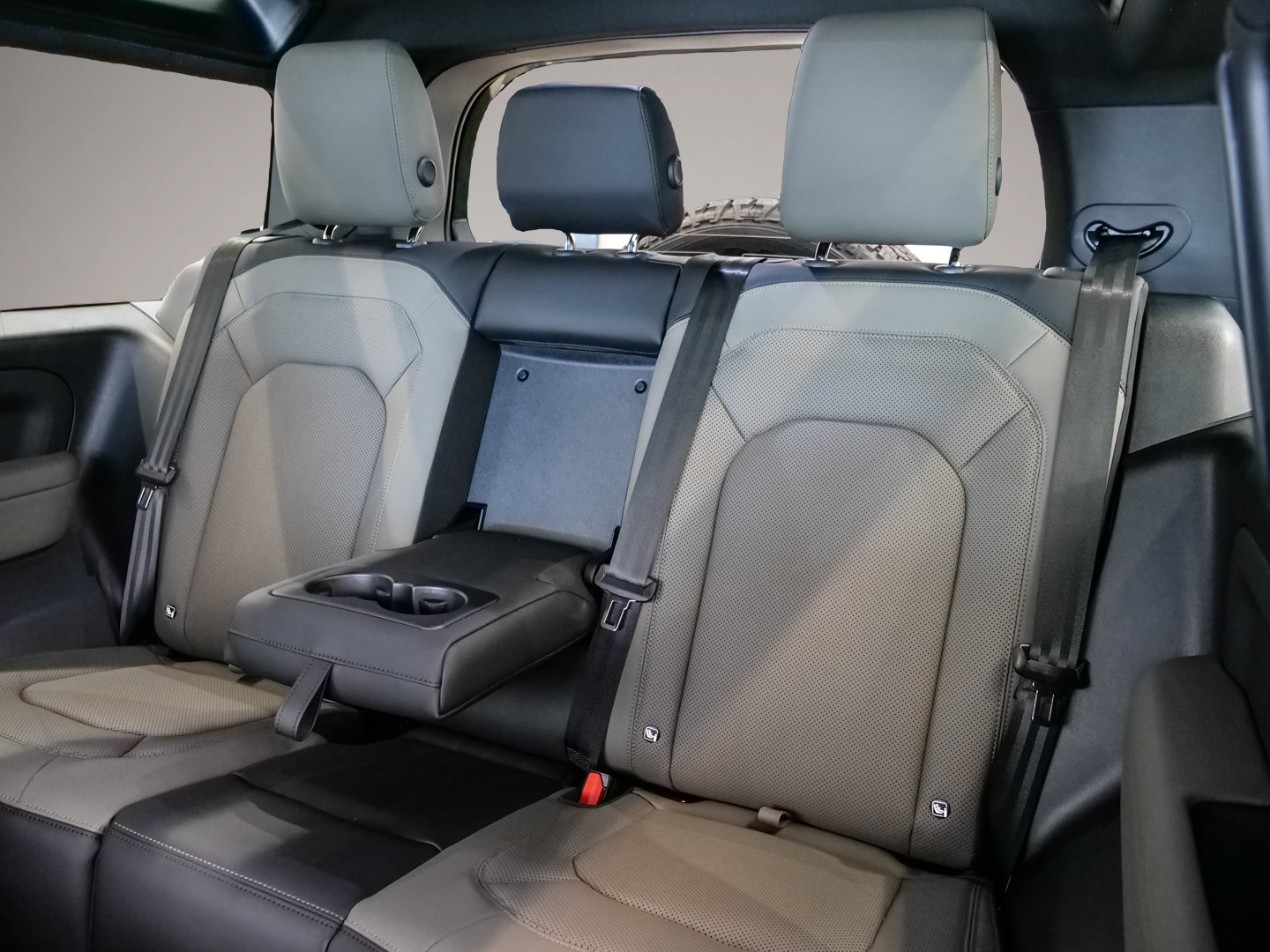 Bild 4 Land Rover Defender D250 90 X-Dynamic SE Luftfederung AD Ni