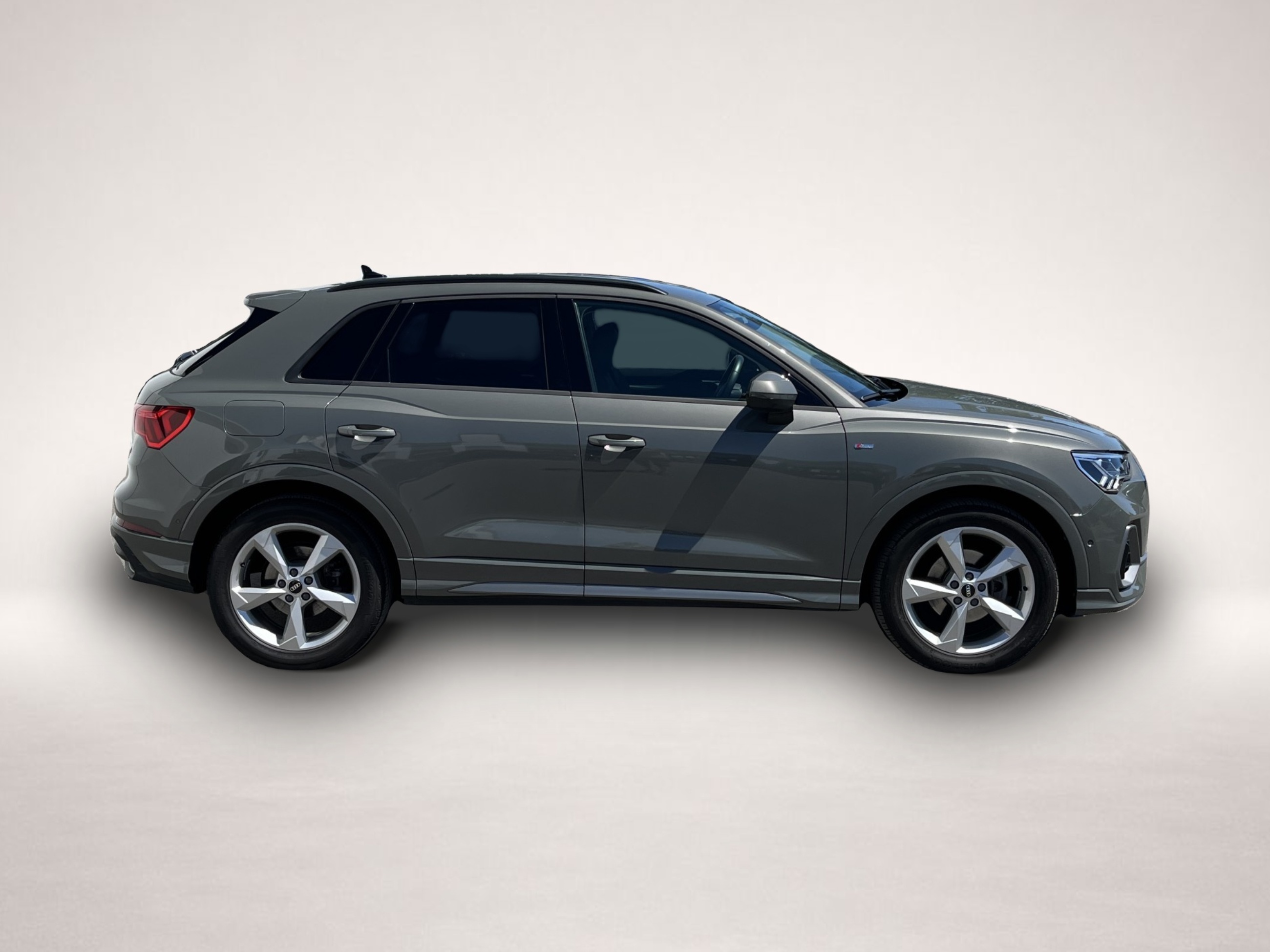 Bild 5 Audi Q3 35 2.0 TDI S tronic S line AHK ACC Navi LED R