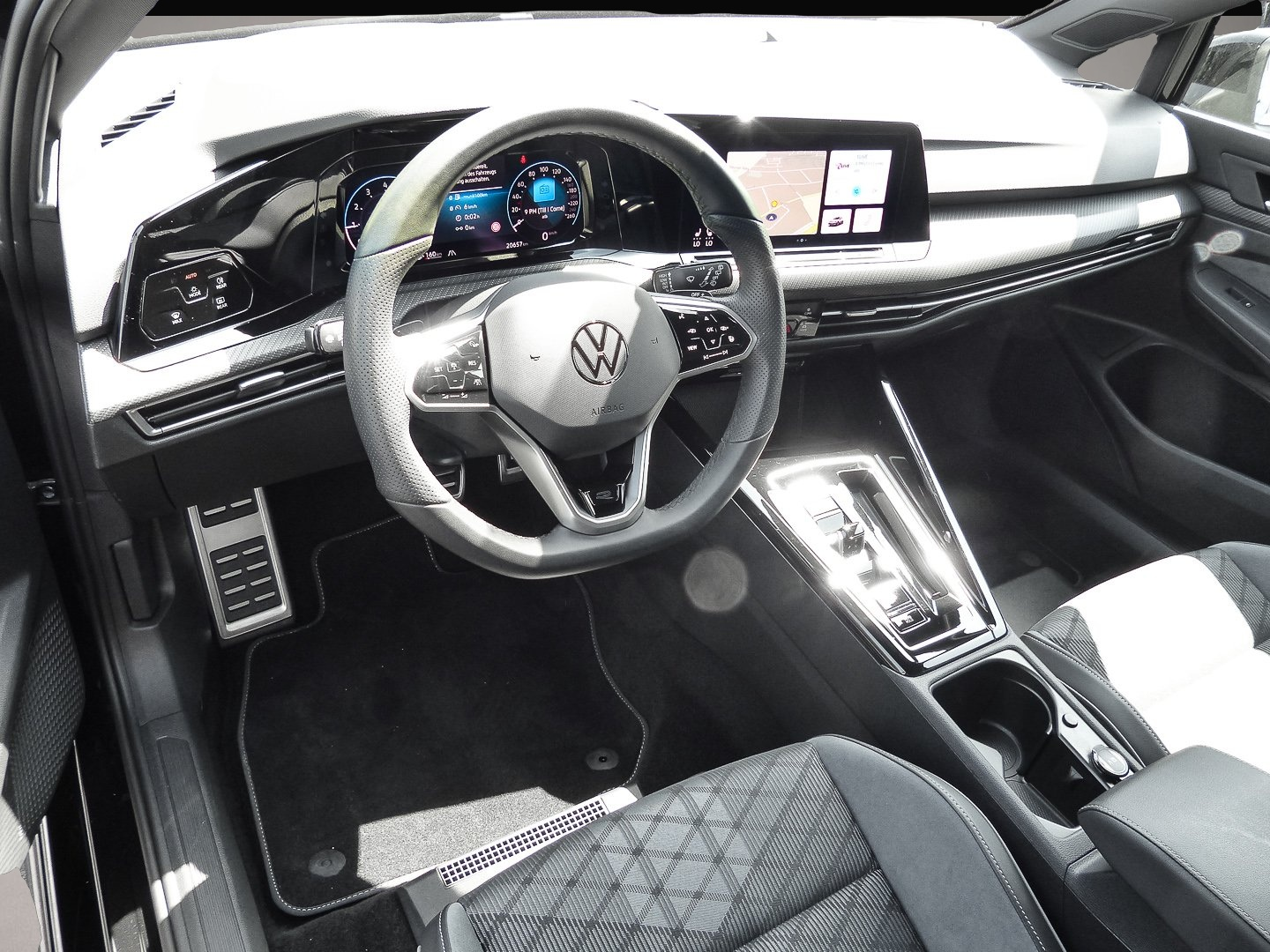 Bild 6 Volkswagen Golf 1.5 TSI DSG R-Line NAVI ACC SPORTFAHRWERK