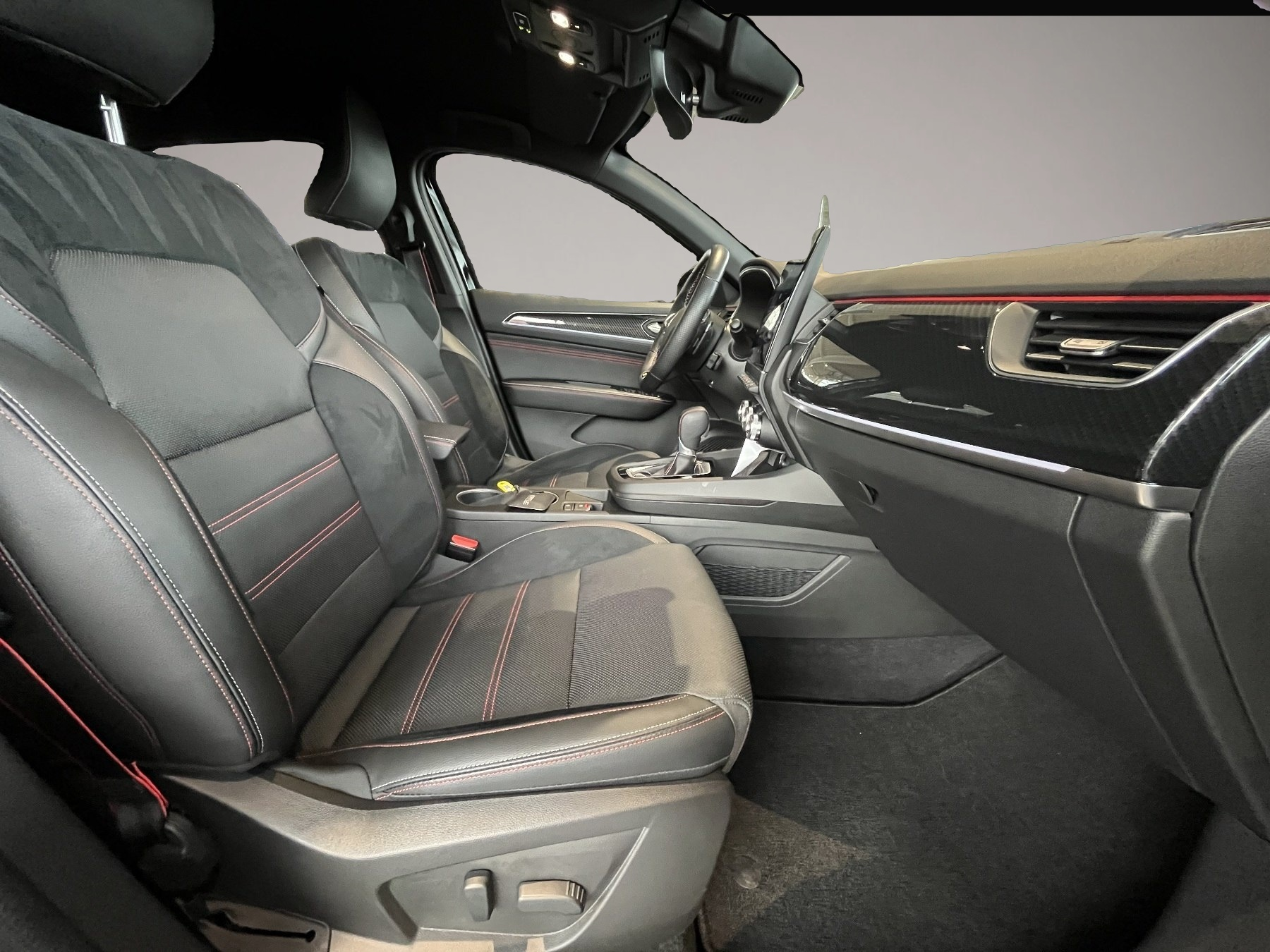 Fotografie des Renault Arkana R.S. LINE TCe 160 EDC (MY22)