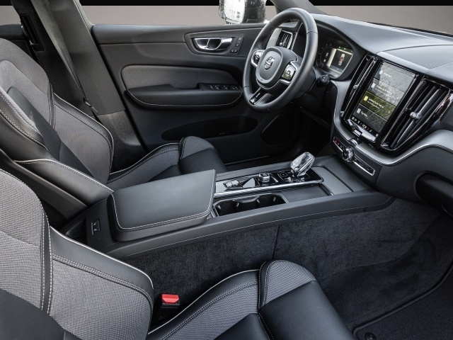 Bild 3 Volvo XC60 Plus Dark 2WD AHK Leder Digitales Cockpit M