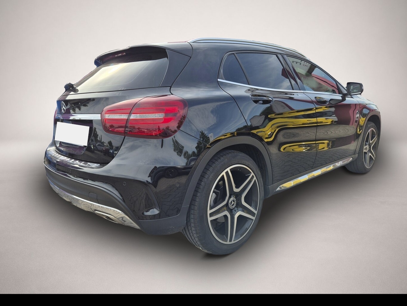 Fotografie 4 des Mercedes-Benz GLA 180 DCT AMG Line LED Nav SHZ ParkAs eHk 19Z