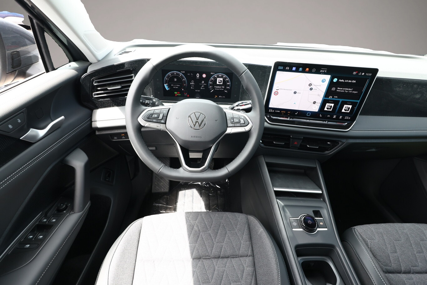 Bild 6 Volkswagen Tiguan DSG LED+ Nav IQ.DRIVE 5JGar. SHZ Keyl 17Z