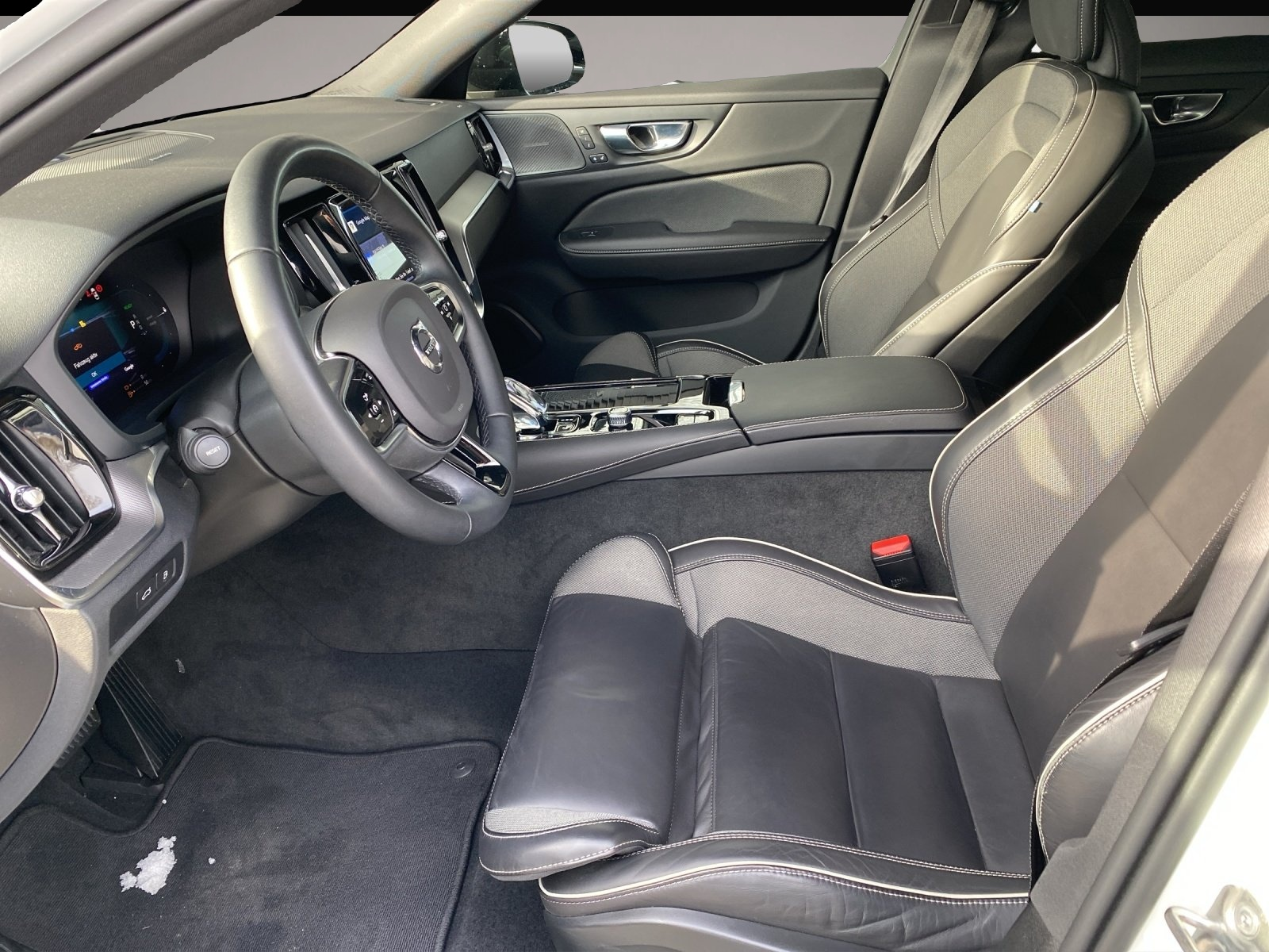Bild 7 Volvo V60 T8 Plus Dark AWD*AHK*4xShz*StHzg*WiPa*RFK*