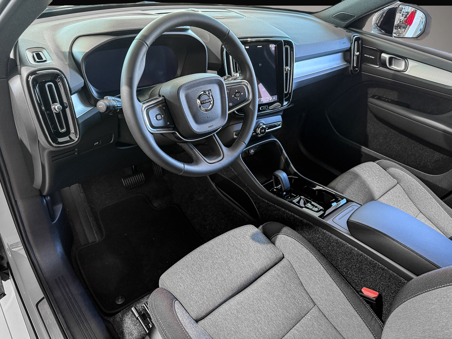 Bild 4 Volvo XC40 B3 Benzin Plus Black Edition Surround View