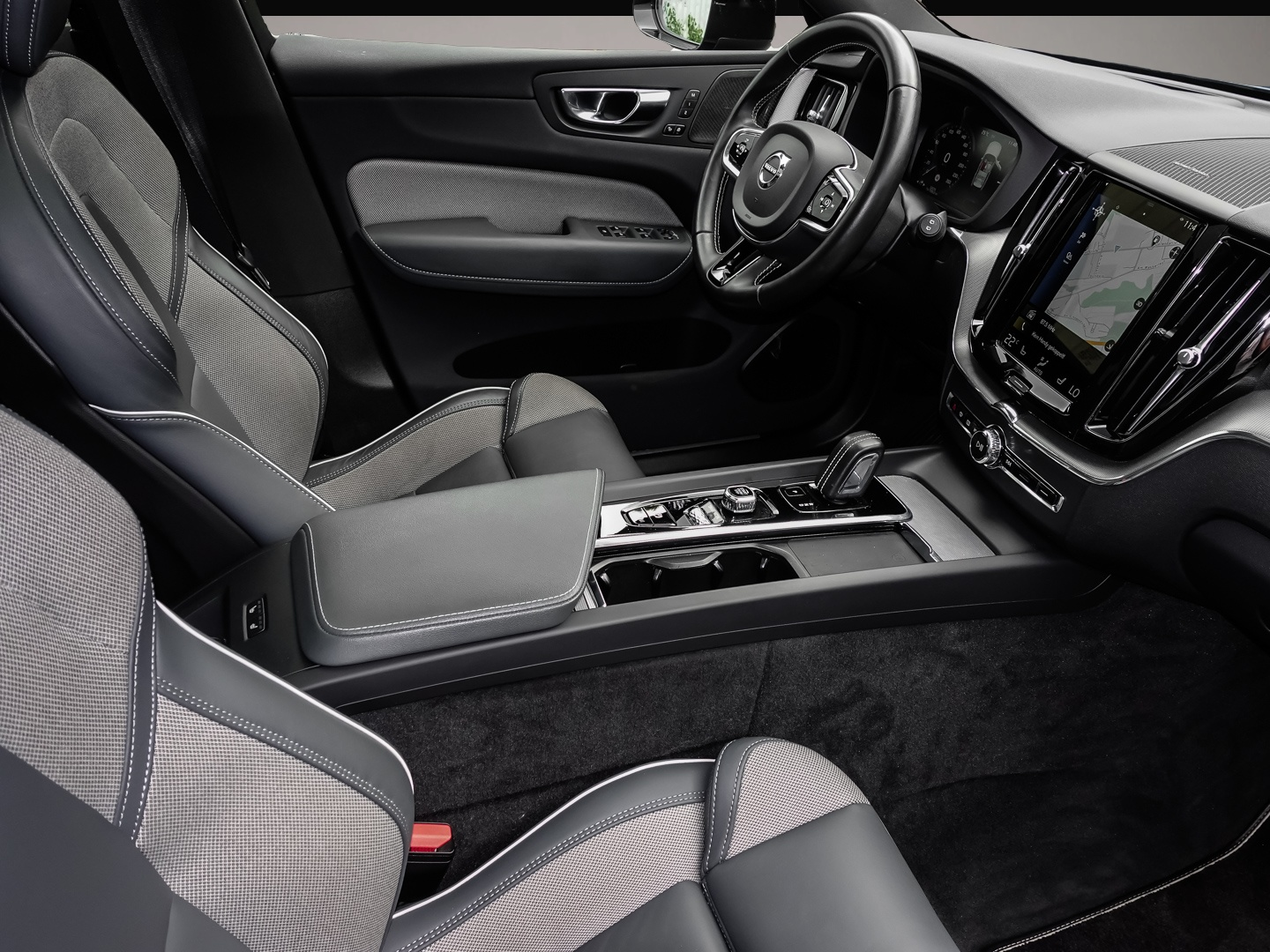 Bild 3 Volvo XC60 R Design Recharge Plug-In Hybrid AWD T8 Twi
