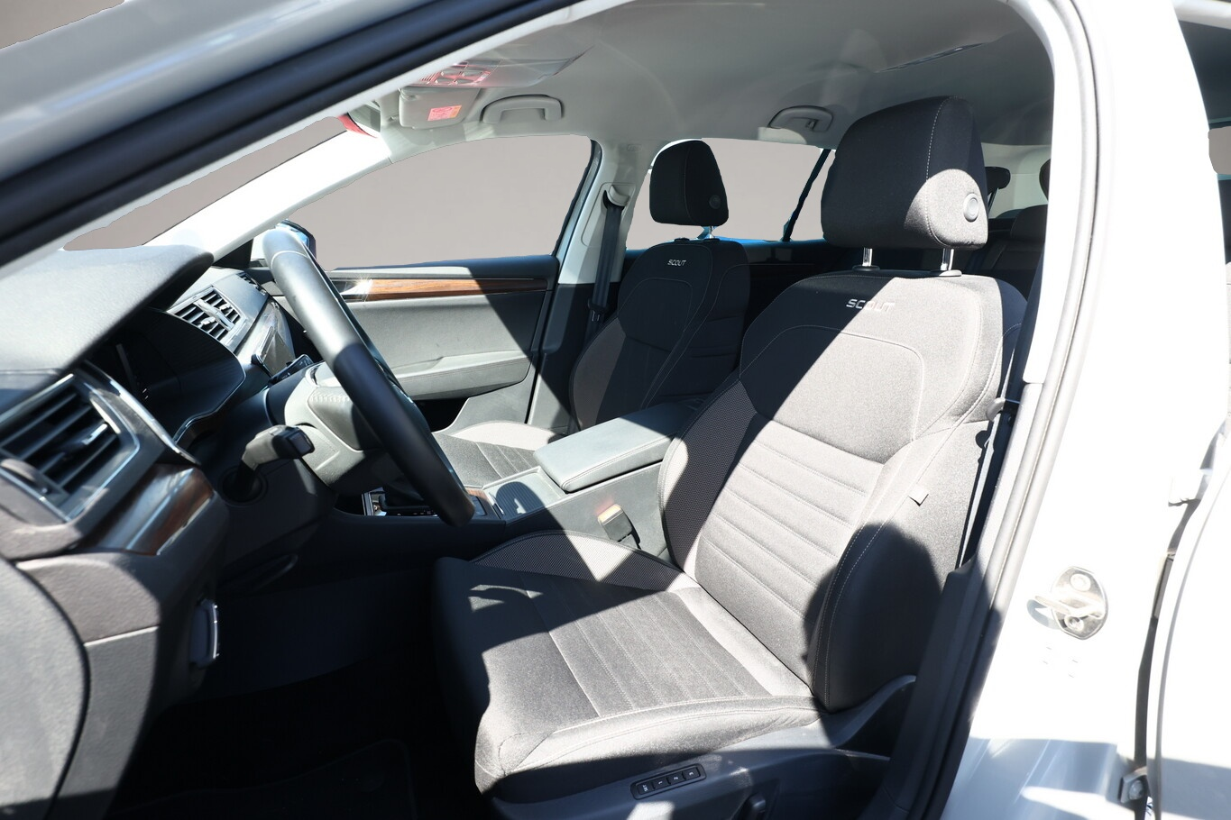 Bild 5 Skoda Superb Combi 2.0 TSI 280 DSG 4x4 Scout Nav AHK