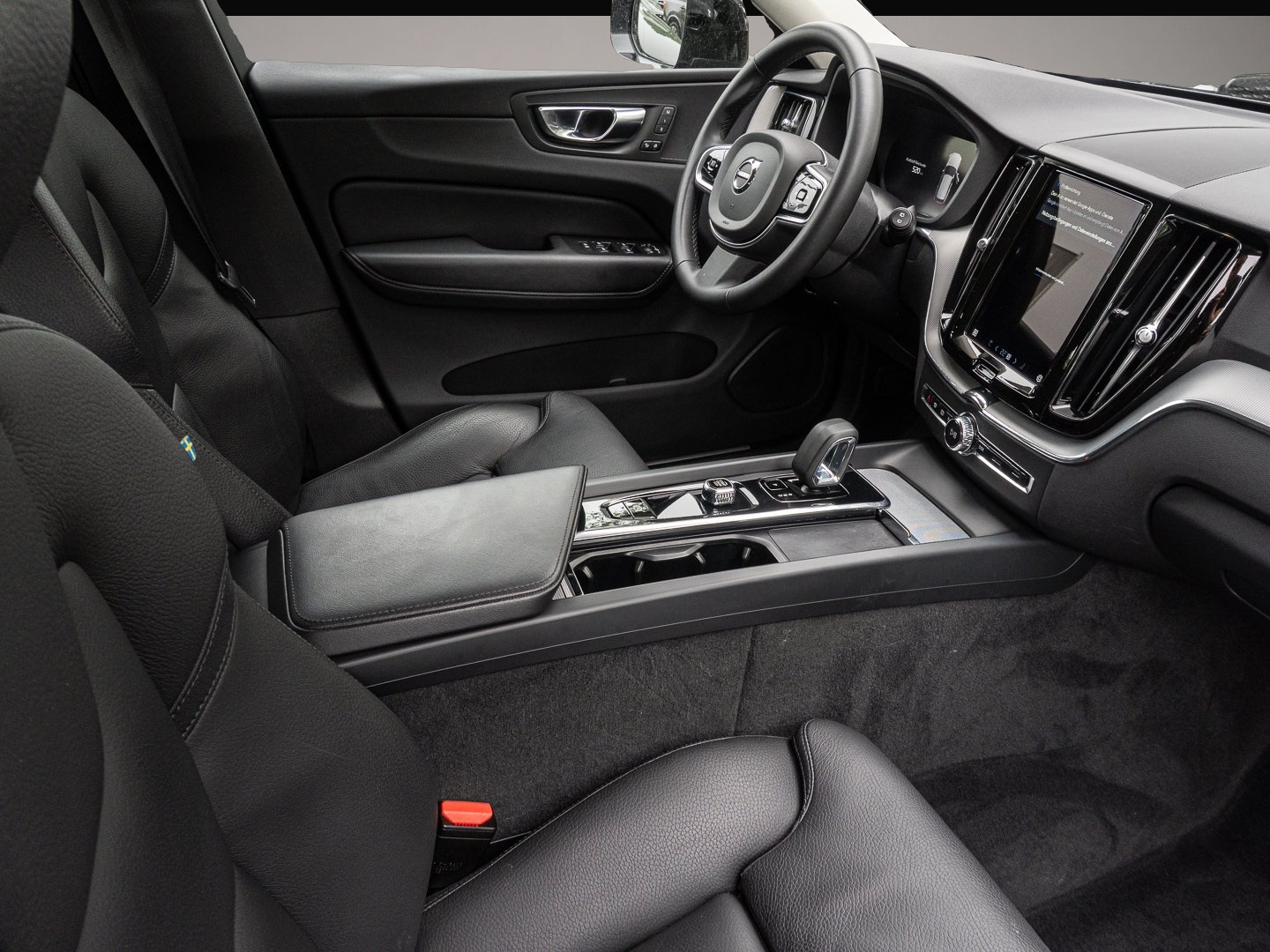 Bild 6 Volvo XC60 B4 AWD Plus Dark AWD AHK LED