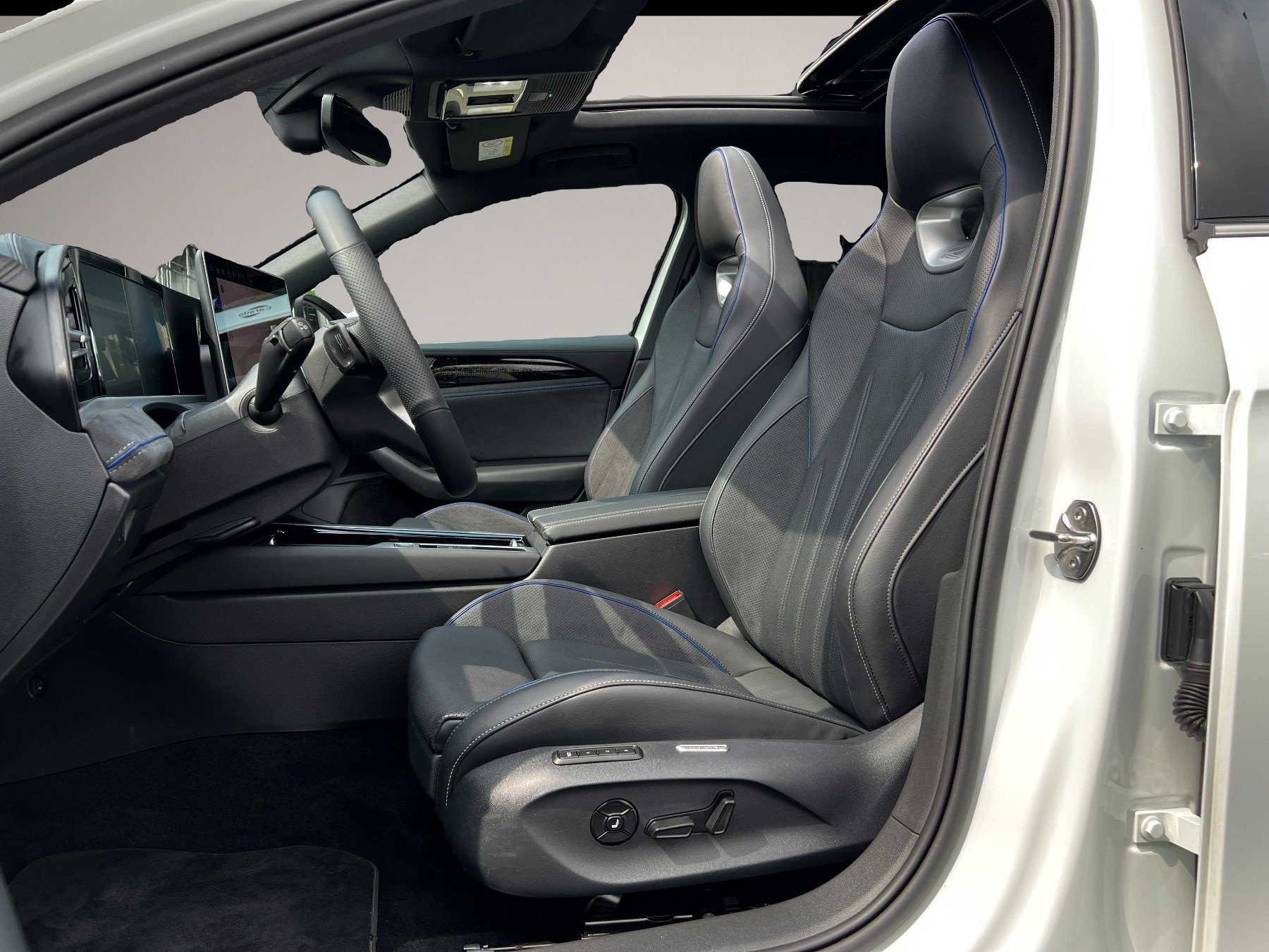 Fotografie 6 des Volkswagen Passat Variant 2.0 DSG RLine PANO AHK MASSAGE KA