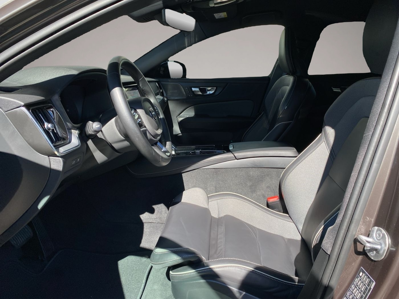 Bild 7 Volvo V60 Kombi T8 Plus Dark Recharge LED*DAB*SitzHzg*