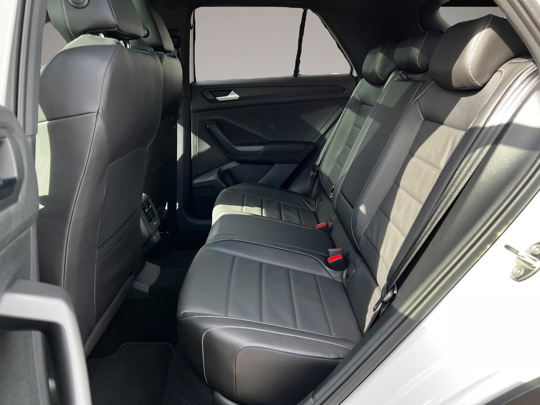 Bild 6 Volkswagen T-Roc TDI 2.0 DSG R-Line AHK NAV LM KAM