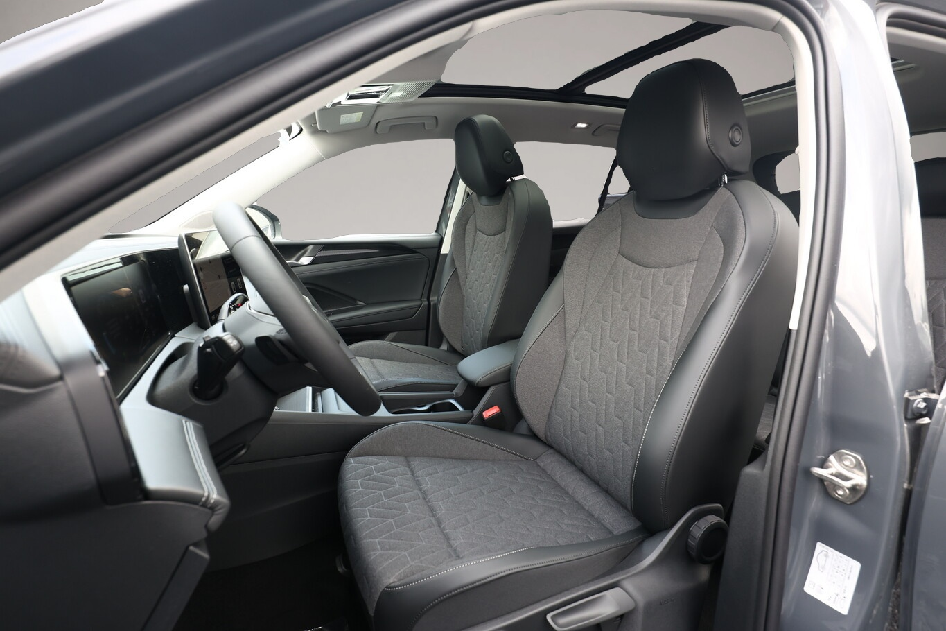 Bild 5 Volkswagen Tiguan DSG LED+ Pano Nav 5JGar IQ.DRIVE LM18Z