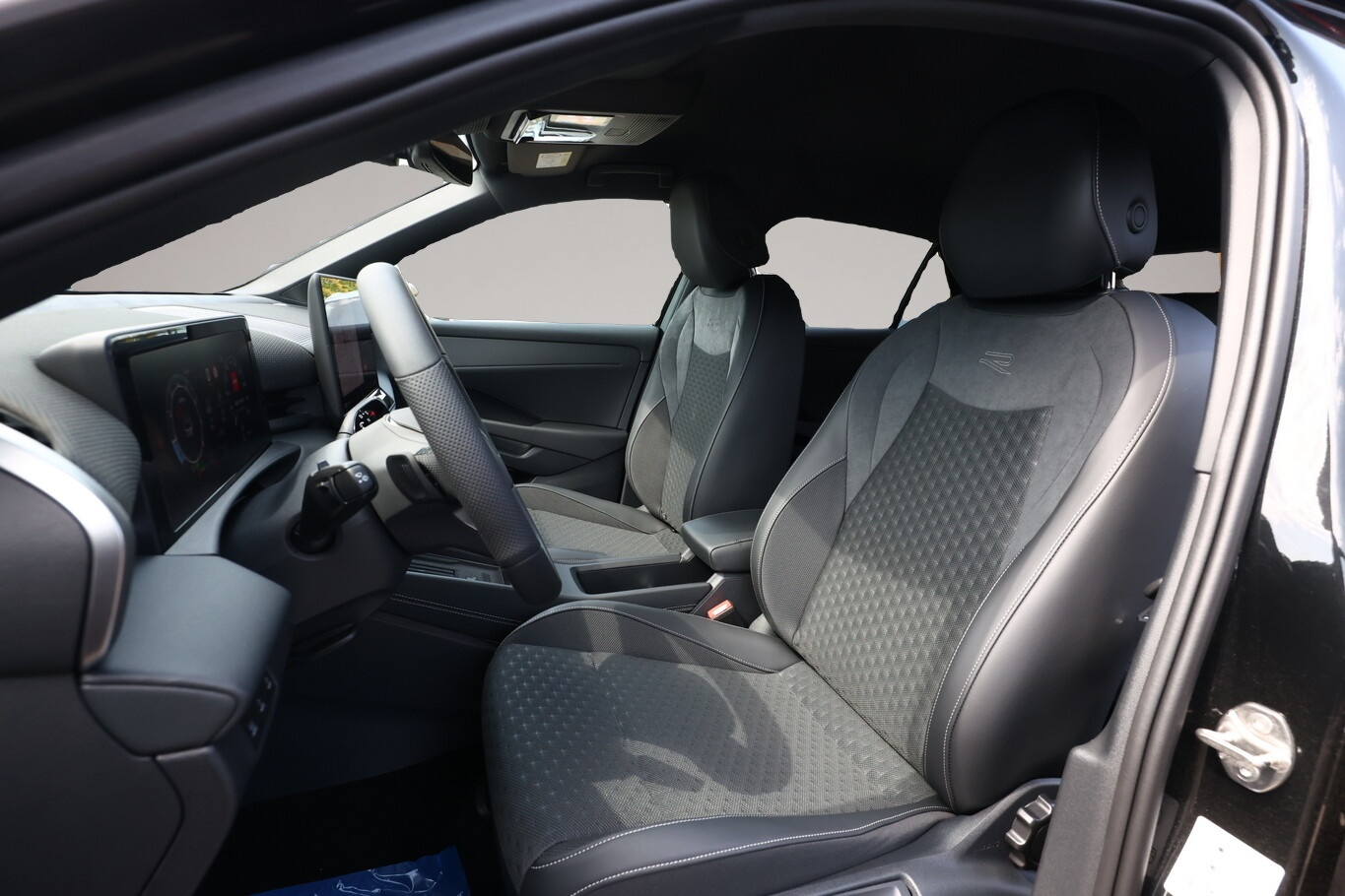 Bild 5 Volkswagen T-Roc R-Line EasyO Nav 5JGar SHZ ParkAss+ PrivG