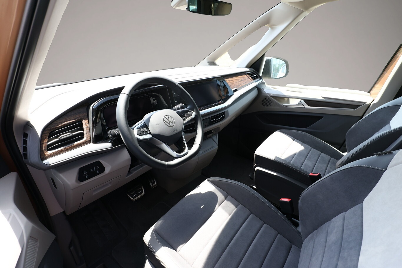 Fotografie des Volkswagen T7 Multivan Style AHK Matrix Navi eHk Keyl ACC