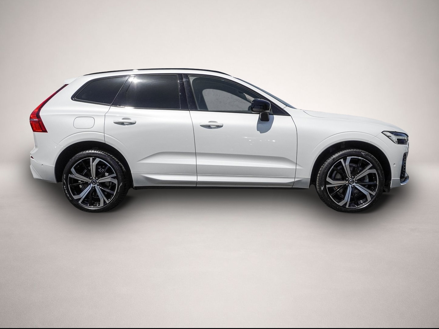 Fotografie des Volvo XC60 B4 2WD Plus Dark AHK LED Pano