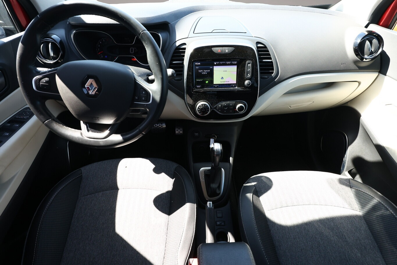 Bild 7 Renault Captur 1.3 TCe 150 EDC Intens Pano LED Nav PDC