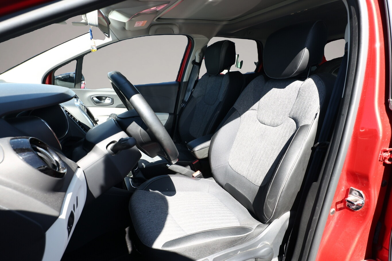 Bild 5 Renault Captur 1.3 TCe 150 EDC Intens Pano LED Nav PDC