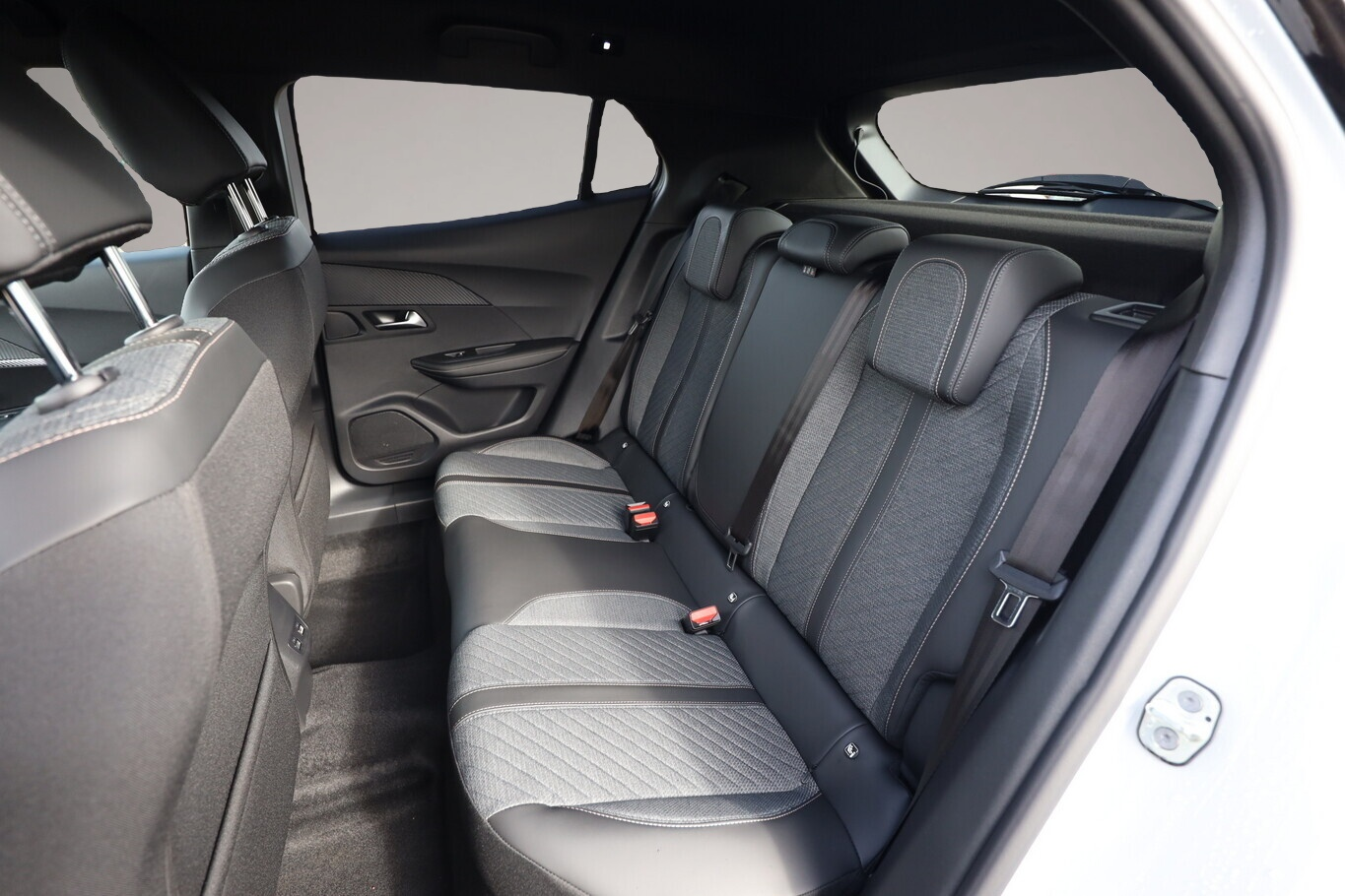 Bild 6 Peugeot 2008 Hybrid Allure Nav Keyl SHZ 2xPDC CarP DigC