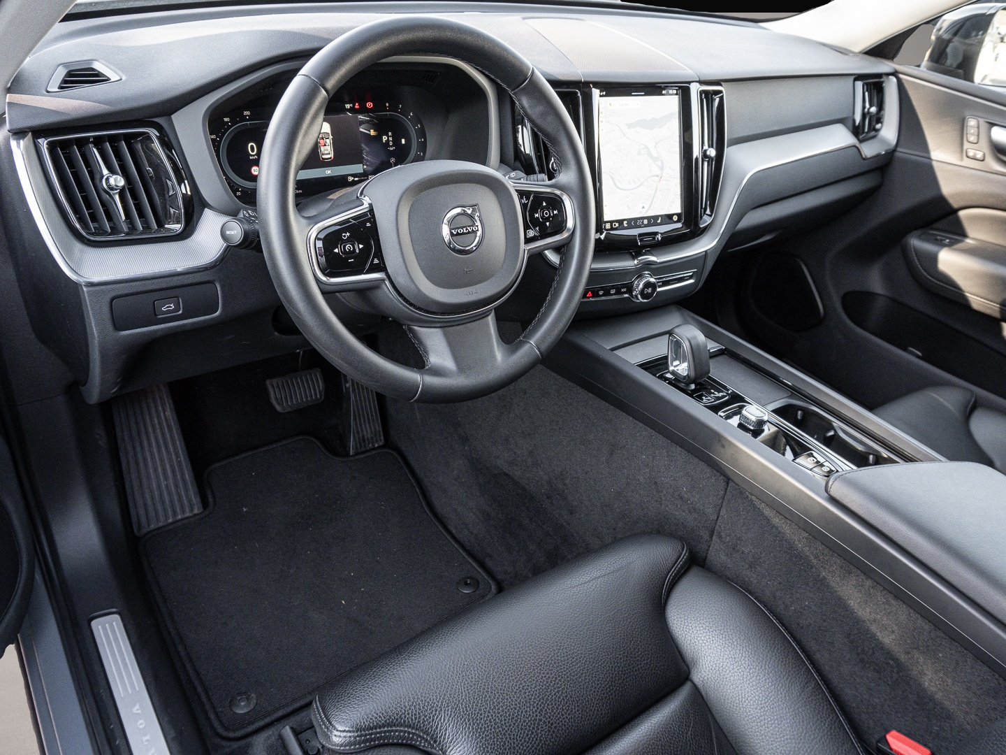 Fotografie 7 des Volvo XC60 Plus Dark 2WD B4 Benzin EU6d Digitales Cock