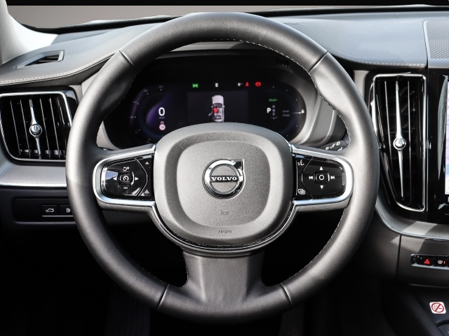 Fotografie des Volvo XC60 Ultra Dark Recharge Plug-In Hybrid AWD T8 T