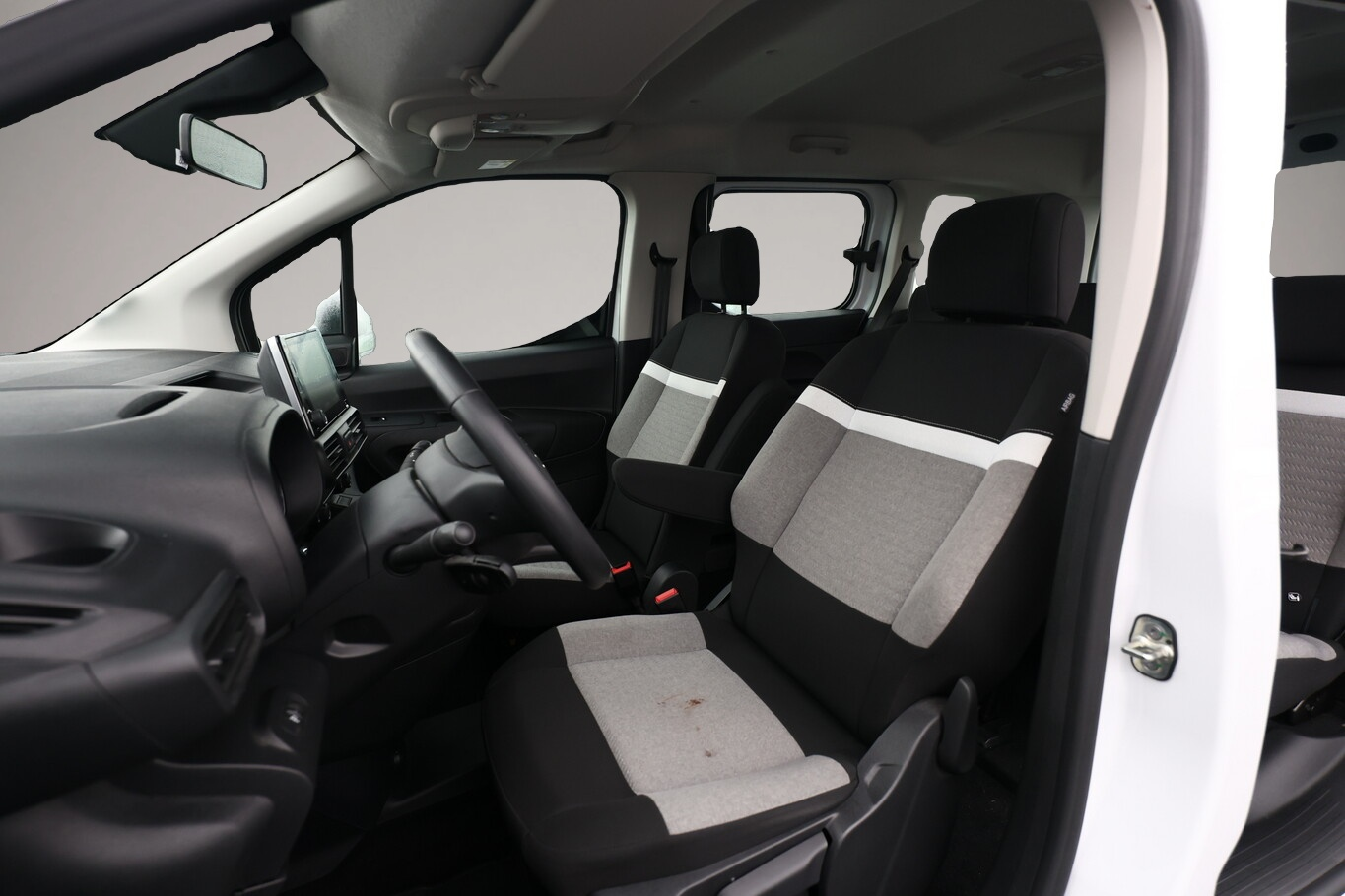 Bild 6 Citroën Berlingo 1.2 PureTech 110 Feel M Nav AHK KeyLess
