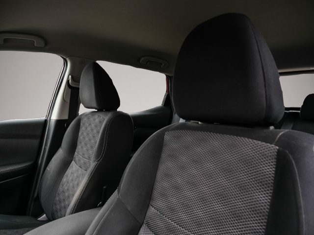 Bild 4 Nissan Qashqai Acenta Navi Mehrzonenklima DAB Ambienteb