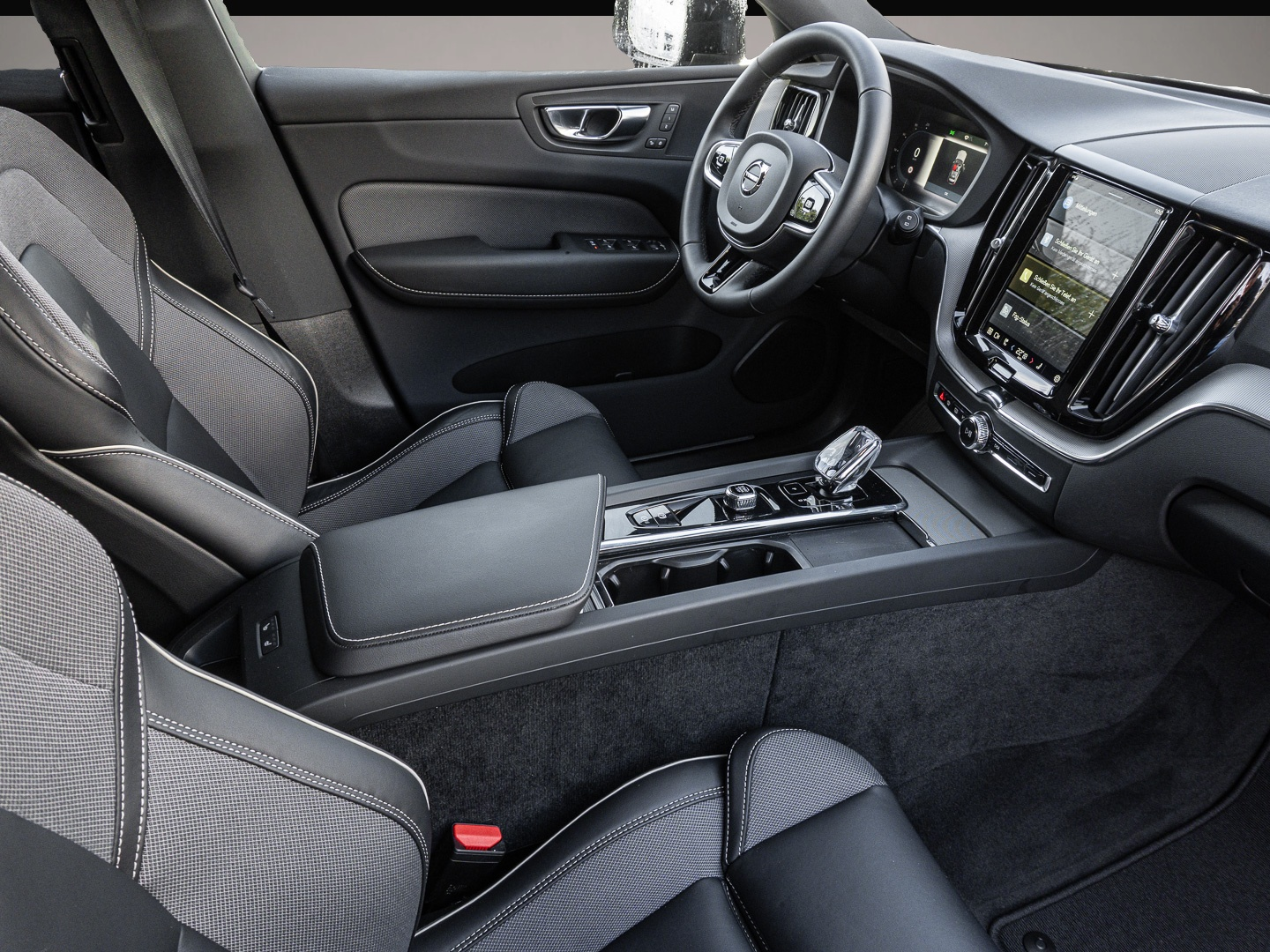 Bild 3 Volvo XC60 Plus Dark 2WD AHK Leder Digitales Cockpit M