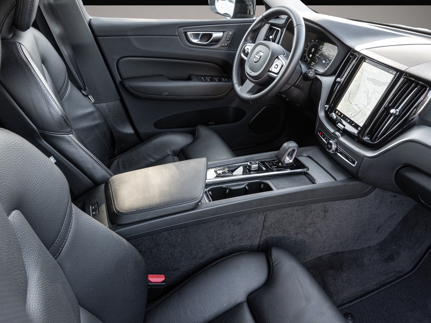 Fotografie 6 des Volvo XC60 Plus Dark 2WD B4 Benzin EU6d Digitales Cock