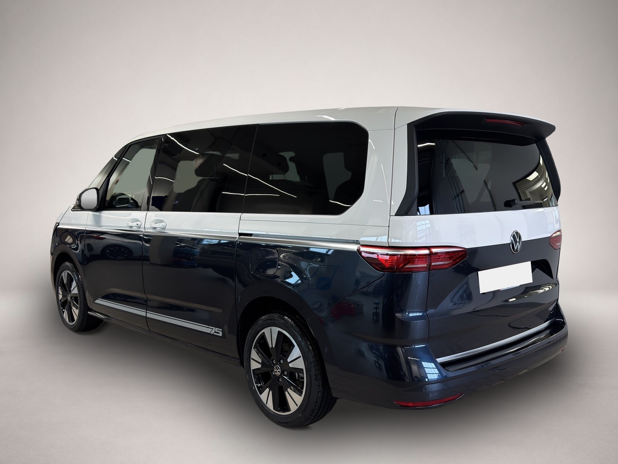 Bild 4 Volkswagen T7 Multivan LÜ 2.0 TDI DSG 75 Jahre Bulli