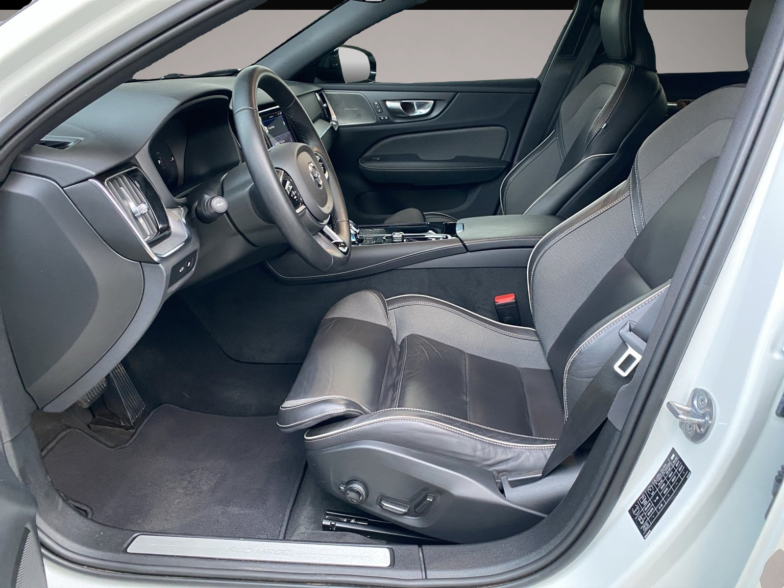 Bild 7 Volvo V60 T8 Plus Dark AWD*AHK*WiPa*4xSHZ*StHzg*