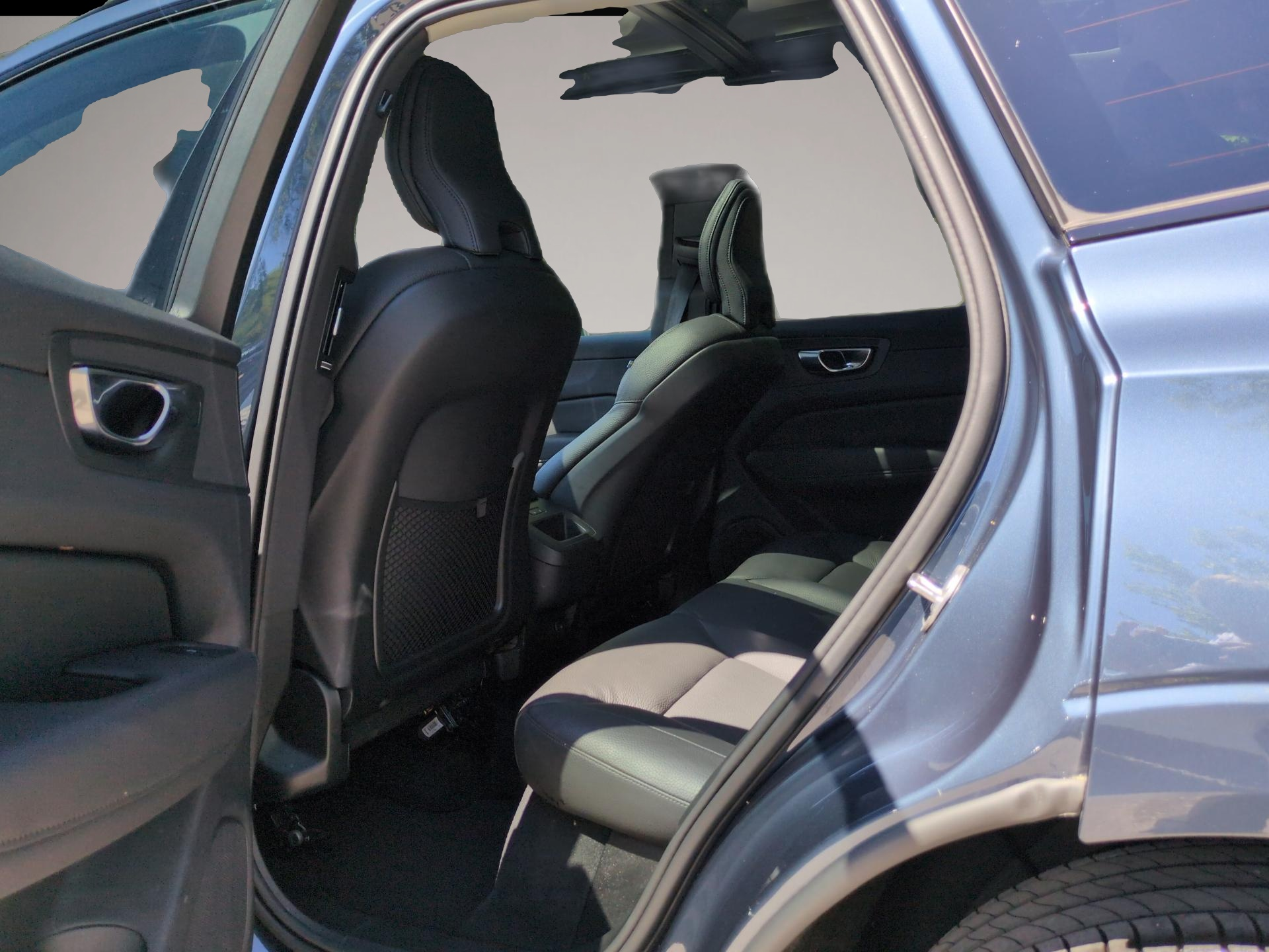 Bild 6 Volvo XC60 B5 (Benzin) Plus Dark AWD Automatik Bluetoo