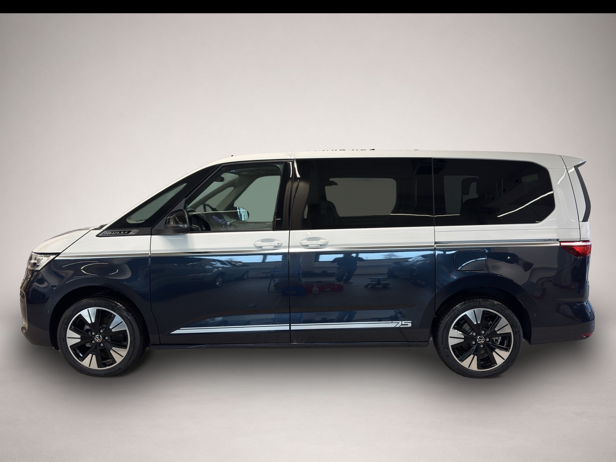 Bild 3 Volkswagen T7 Multivan LÜ 2.0 TDI DSG 75 Jahre Bulli