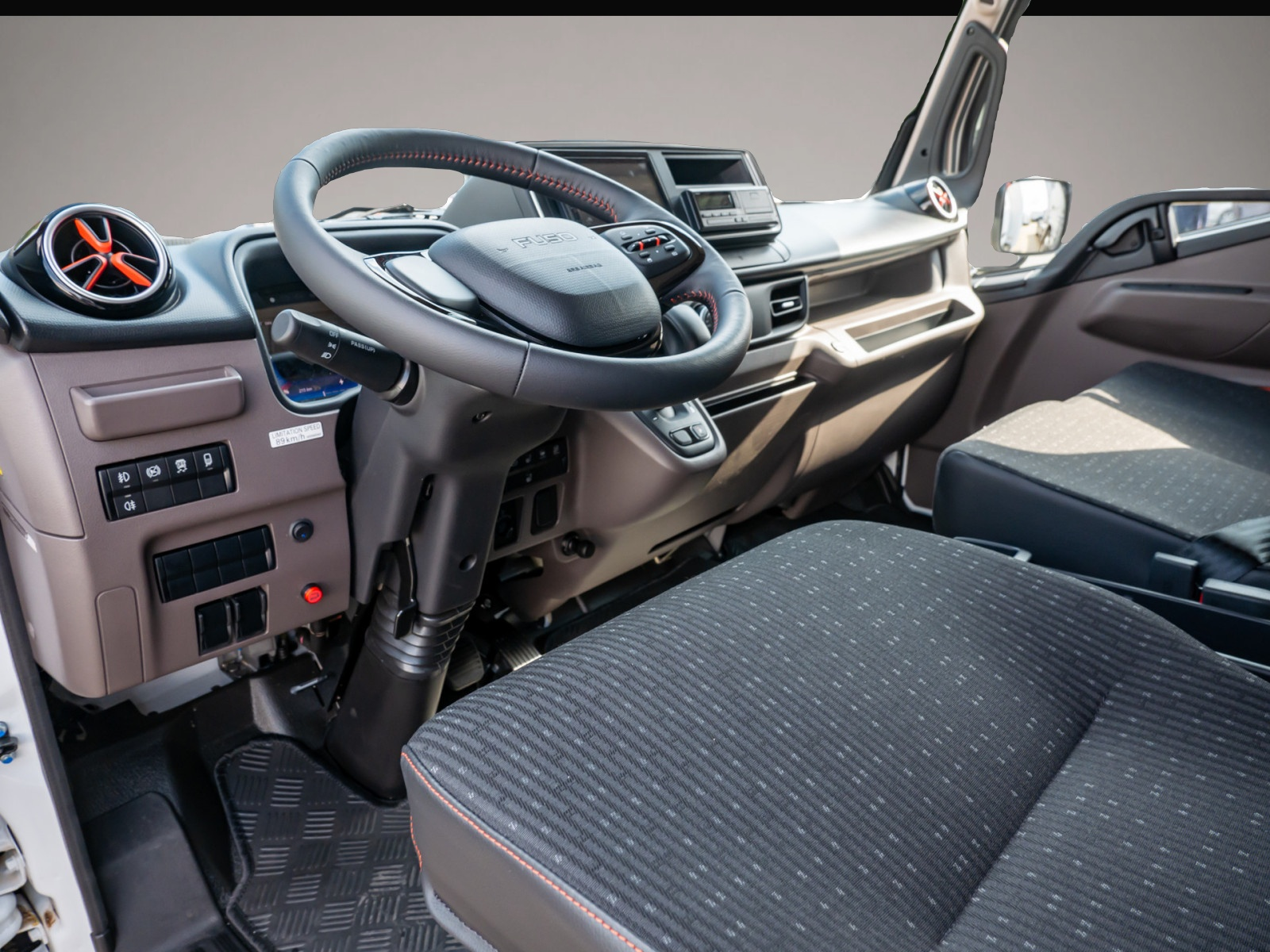 Bild 3 Mitsubishi Canter